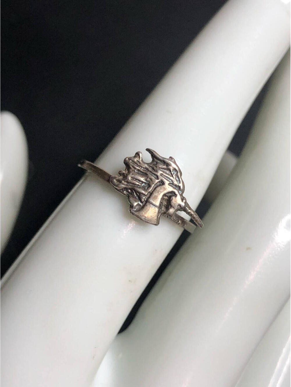 4437 Vintage Sterling silver 925 Unicorn  ring sz 5.5  (1.3 grams)